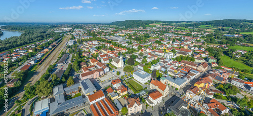 Panoramablick über die Grenzstadt Simbach am Inn im niederbayerischen Landkreis Rottal-Inn
