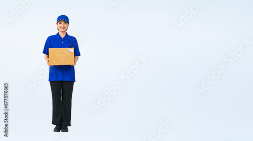 荷物を持つ作業服を着た女性 デリバリースタッフ 配達員 作業員 切り抜き全身写真（切り抜き背景透過PNGも販売しております。作成者リンクから「PNG」で検索してください）