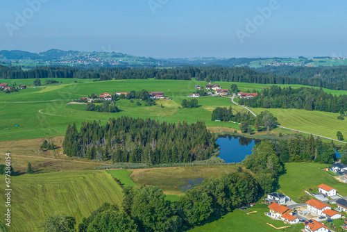 Ausblick auf den Schönewalder Weiher bei Rückholz im Ostallgäu an einem sonnigen Spätsommermorgen