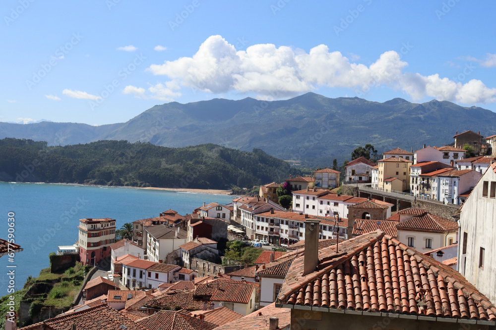 Φωτογραφία Landscape of the coastal town of Lastres in Asturias (Spain)
