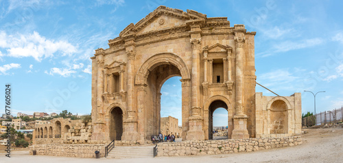Foto View at the Hadrian Arch in Archaeological complex of Jerash - Jordan