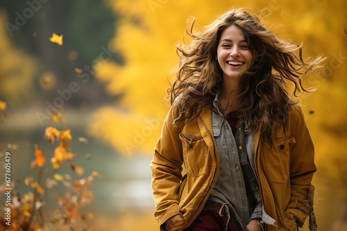 Paseo otoñal. Retrato de mujer. Chica feliz con sudadera amarilla y chaqueta vaquera. temporada de otoño.