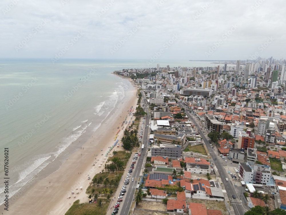 Fototapeta premium BELA PRAIA COM MUITO AZUL NO MAR DE JOÃO PESSOA PARAIBA, CABO BRANCO, IMTERMARES E BESSA