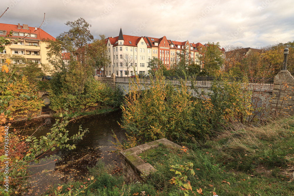 Obraz premium Herbstliches Geraufer im Erfurter Norden; Blick über den Fluss zum Nettelbeckufer