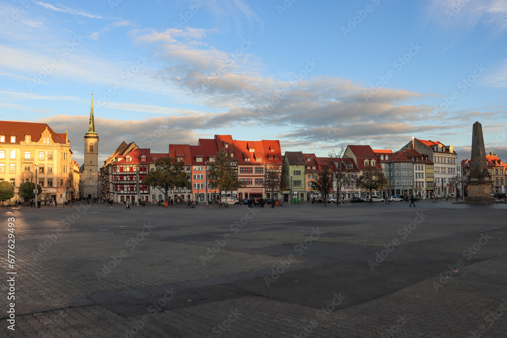 Erfurter Domplatz im Abendlicht, Ostseite mit Allerheiligenkirche und Obelisk