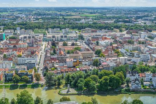 Ausblick von Ulm über die Donau zum Rathaus im Zentrum der bayerischen Nachbarstadt Neu-Ulm