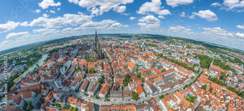 Panoramablick auf die Innenstadt der Universitätsstadt Ulm mit dem markanten Kirchturm des Münsters