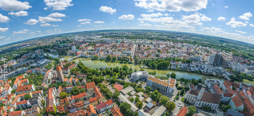 Panoramablick über den Ulmer Rosengarten zur Donau und zum Rathaus im Stadtzentrum von Neu-Ulm © ARochau