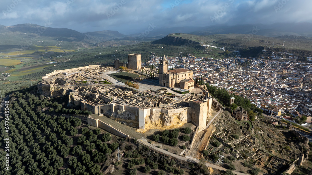 Fototapeta premium vista aérea con dron de la fortaleza de la mota en Alcalá la Real, Andalucía 