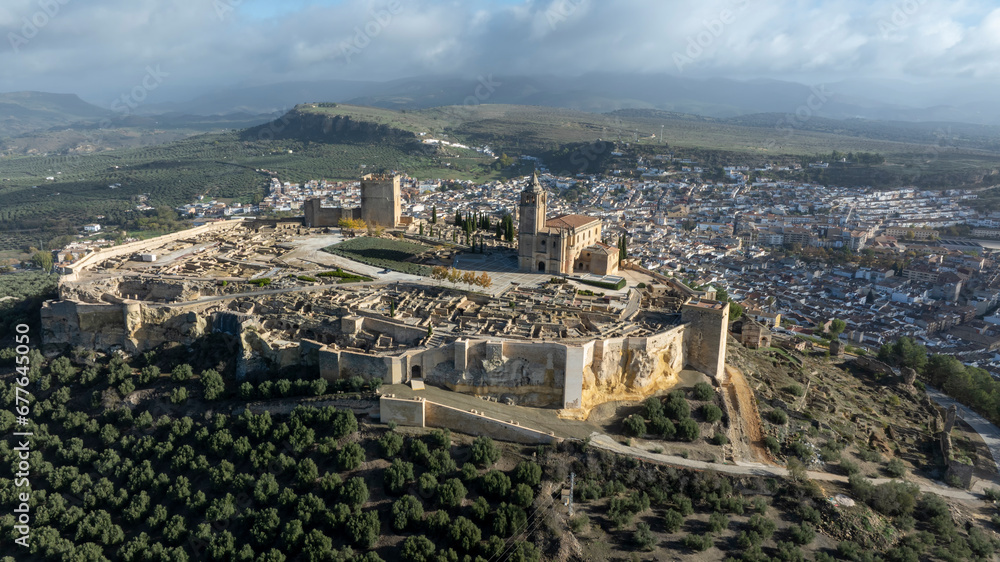 Fototapeta premium vista aérea con dron de la fortaleza de la mota en Alcalá la Real, Andalucía
