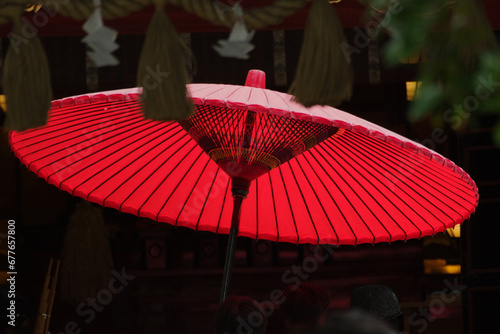 東京赤坂にある氷川神社の赤い和傘