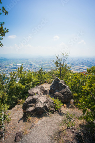 屋島の山頂から眺めた夏の香川県の街並みと天然の岩石