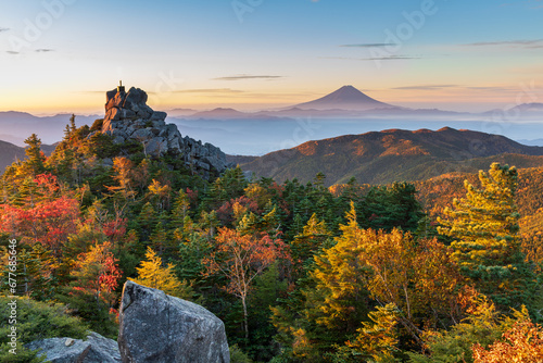 奥秩父山塊天狗峰から紅葉の天狗岩の朝日に輝く天空の剣と朝焼けの富士山 photo