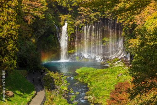 秋の富士宮市白糸の滝にかかる虹
