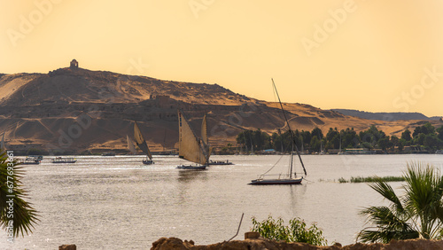 Cuadro en lienzo Feluca sailing on the River Nile in Egypt