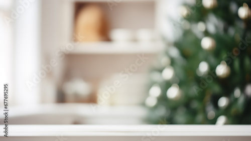 Leerer weißer Holztisch in Küche, weihnachtlich geschmückter Tannenbaum mit Lichterkette im verschwommenen Hintergrund, Platz für Warenpräsentation oder Text photo
