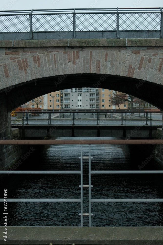 Fototapeta premium Stone bridge over the river at daytime