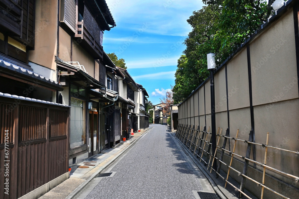 茶道の風情ある京都市小川通の町並み