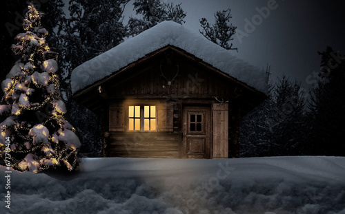 Schneebedeckte Hütte in einem verschneiten Wald