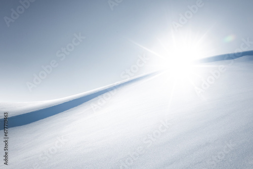 Sonnenstrahl hinter einer Schneewehe Nahaufnahme
