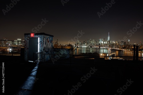 Rooftop de Brooklyn avec une vue sur Manhattan de nuit. New-York, USA photo