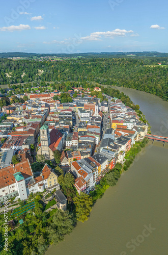 Ausblick in die Altstadt von Wasserburg am Inn rund um den Marienplatz im Luftbild