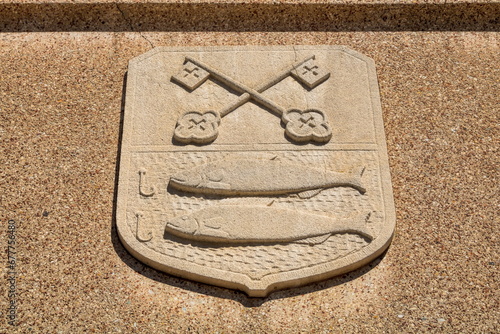 pritzerbe, deutschland - stadtwappen mit fischen und schlüssel am alten rathaus photo