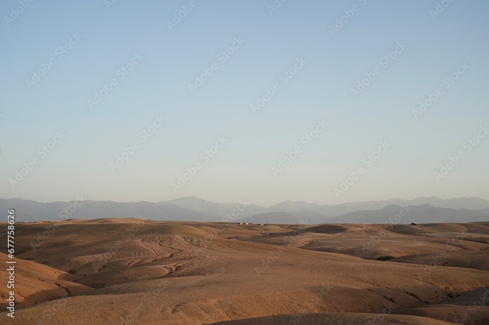 Désert d'Agafay et vue sur l'Atlas, Maroc