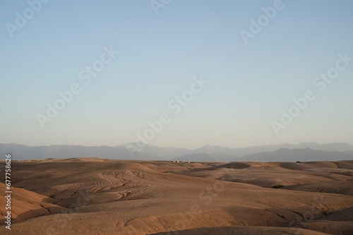 Désert d'Agafay et vue sur l'Atlas, Maroc