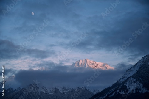 Montagne des Alpes enneigée en Haute-Savoie, France avec levé de soleil 