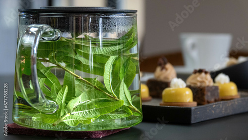 Infusion verveine et gâteaux