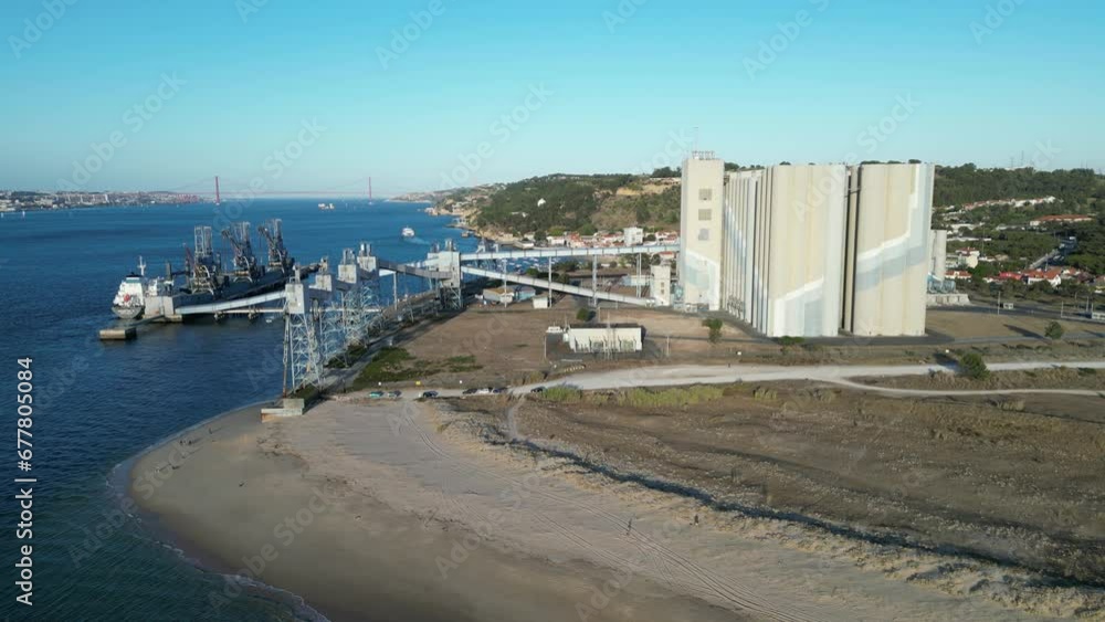 Paisagem Praia Trafaria Lisboa Portugal Céu Mar Horizonte Oceano Atlântico Areia Ondas São Pedro Segundo Torrão Vista Verão Clima Azul Verde Porto Fábrica Construção Europa Ilha Costa Portuguesa
