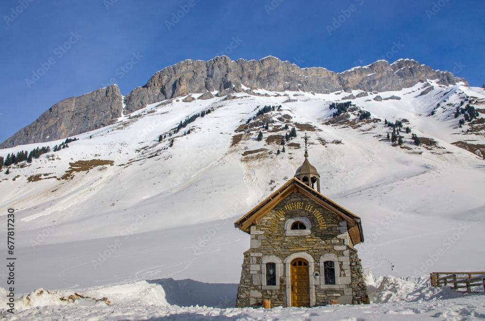 Chapelle des Aravis en hiver, dédiée au culte de Sainte-Anne