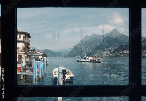 Piccolo porto sul Lago d'Iseo visto attraverso una finestra 