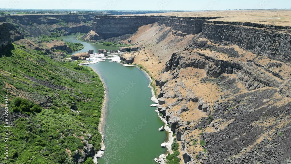 Fototapeta premium High-angle shot of the Snake River in the Shoshone falls park