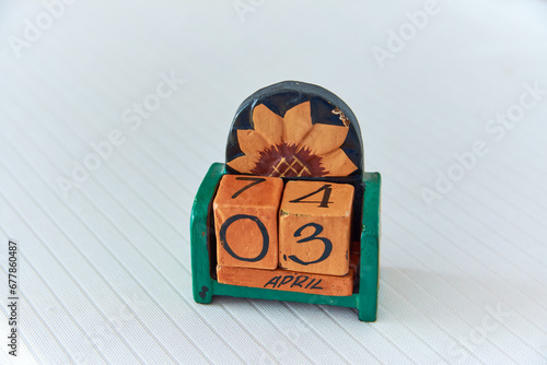 Obraz na płótnie daily and monthly calendar made of wooden pieces w salonie