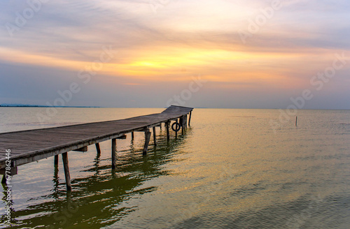 Obraz na płótnie pontoon at sunrise on the lake w salonie