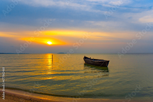 Obraz na płótnie boat at sunrise on the lake w salonie