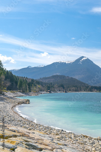 Der türkisfarbene Walchensee mit Simmetsberg im Hintergrund.