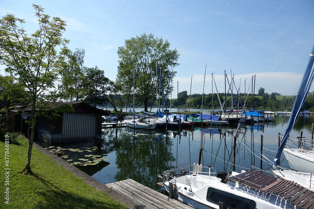 Fototapeta premium Bootshafen in Neumarkt am Wallersee