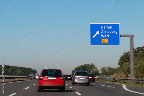 Hinweistafel auf Bundesautobahn 2, E34, Ausfahrt Hamm, Arnsberg, Werl, B63 © hkama
