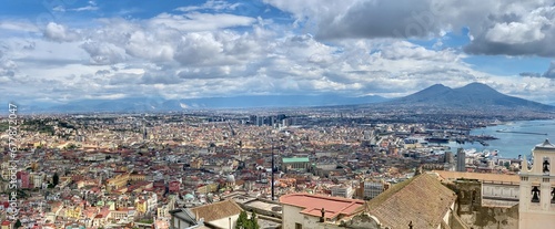 Panorama di Napoli in una giornata primaverile