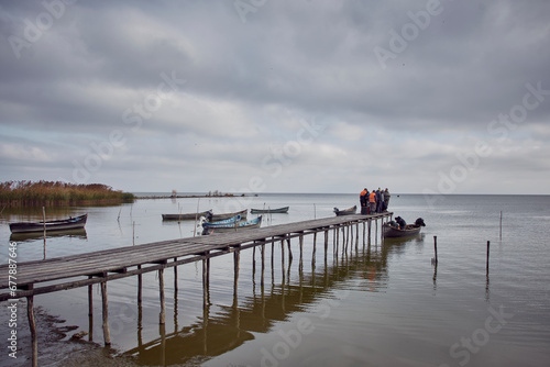 Obraz na płótnie fishing boats at sunrise on the lake w salonie