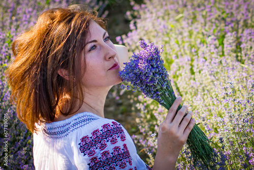 Obraz na płótnie portrait of a woman in lavender field w salonie