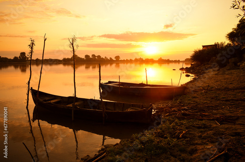 Obraz na płótnie sunrise with boats on the lake w salonie