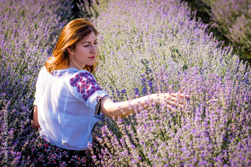 Obraz na płótnie portrait of a woman in lavender field w salonie
