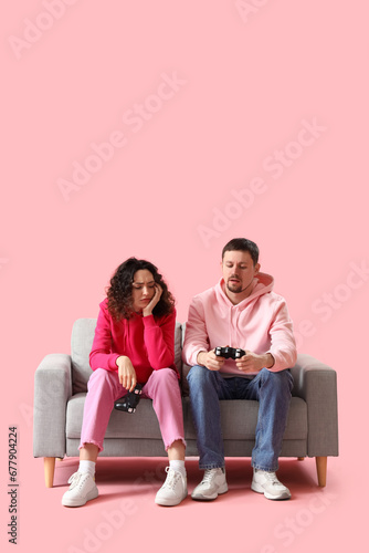 Upset young couple playing ...