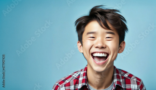 コピースペース｜幸せそうな笑顔の少年のポートレート
