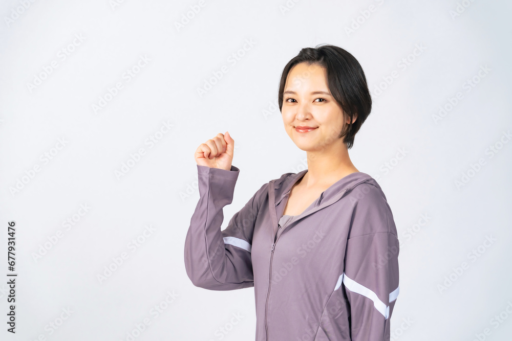 ガッツポーズするスポーツウェアを着た女性 ガッツポーズするスポーツウェアを着た女性