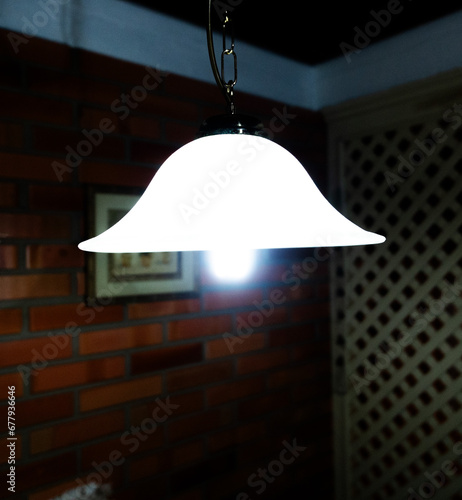 Lâmpada acesa em sala escura em destaque photo